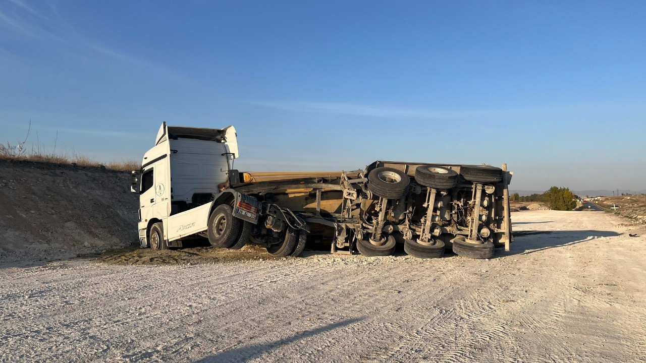 Eskişehir’de Zincirleme Kaza: Tır Devrildi, 1 Kişi Hastaneye Kaldırıldı