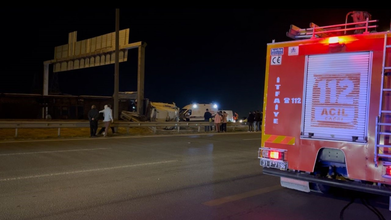 Hatay'da Refüje Çarpan Tır Devrildi, İki Araç Yola Savruldu