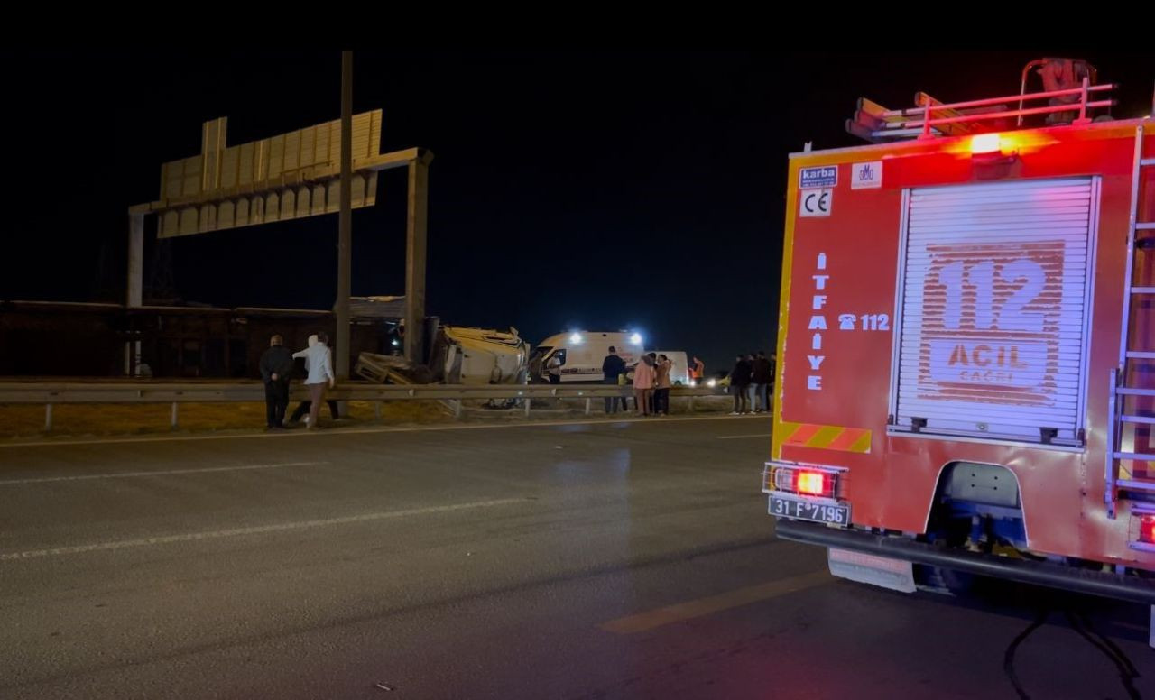 Hatay'da Refüje Çarpan Tır Devrildi, İki Araç Yola Savruldu - Sayfa 1