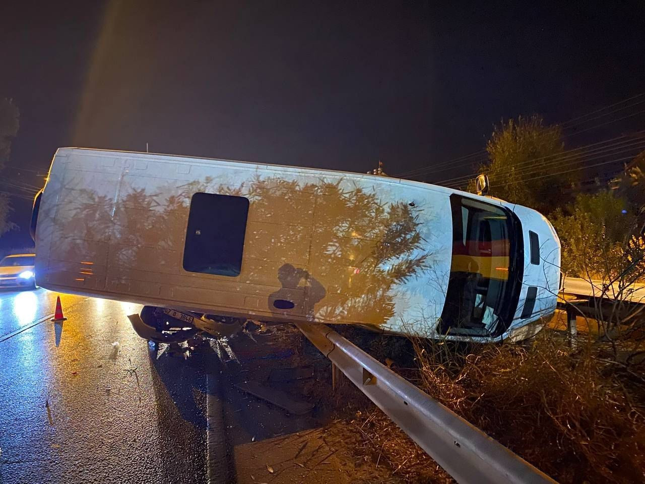 Antalya'da Servis Minibüsü Yan Yattı, Yaralı Yok - Sayfa 6