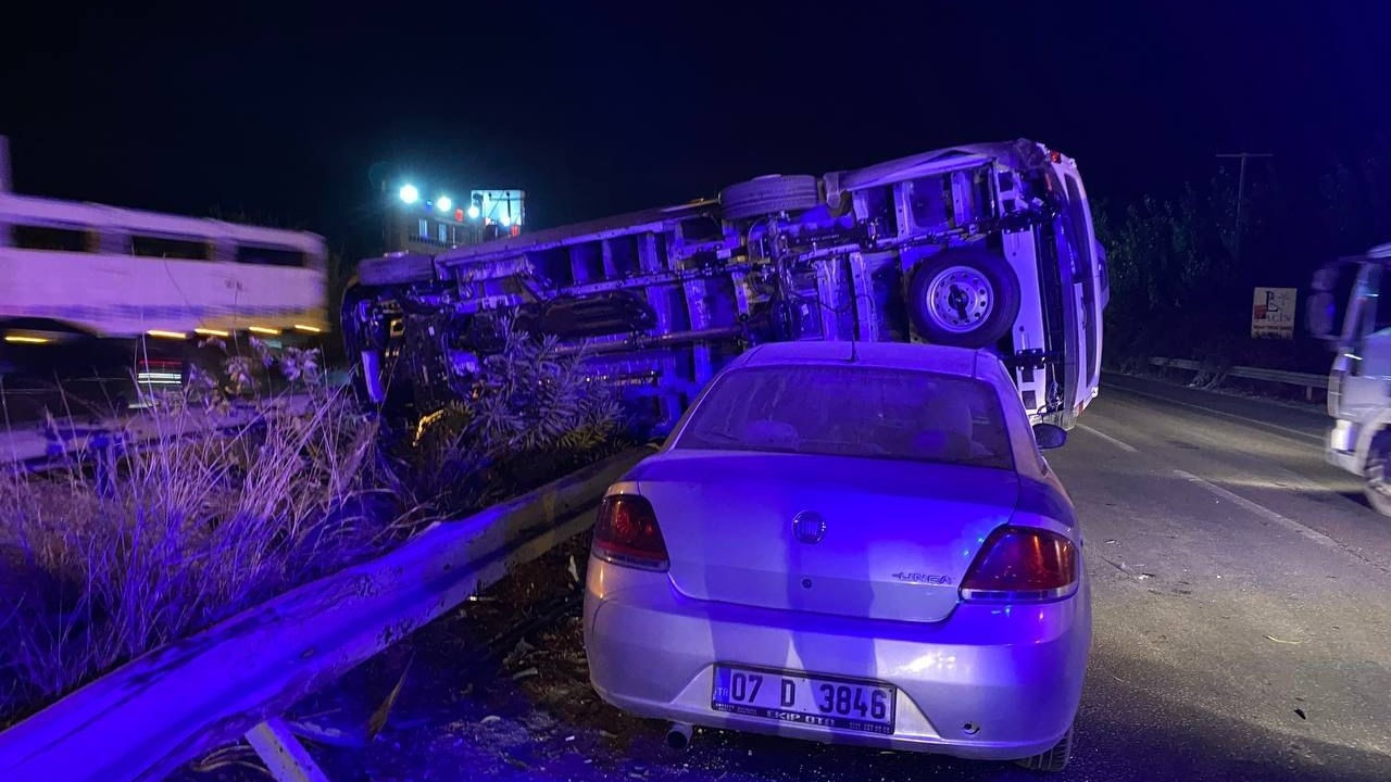 Antalya'da Servis Minibüsü Yan Yattı, Yaralı Yok