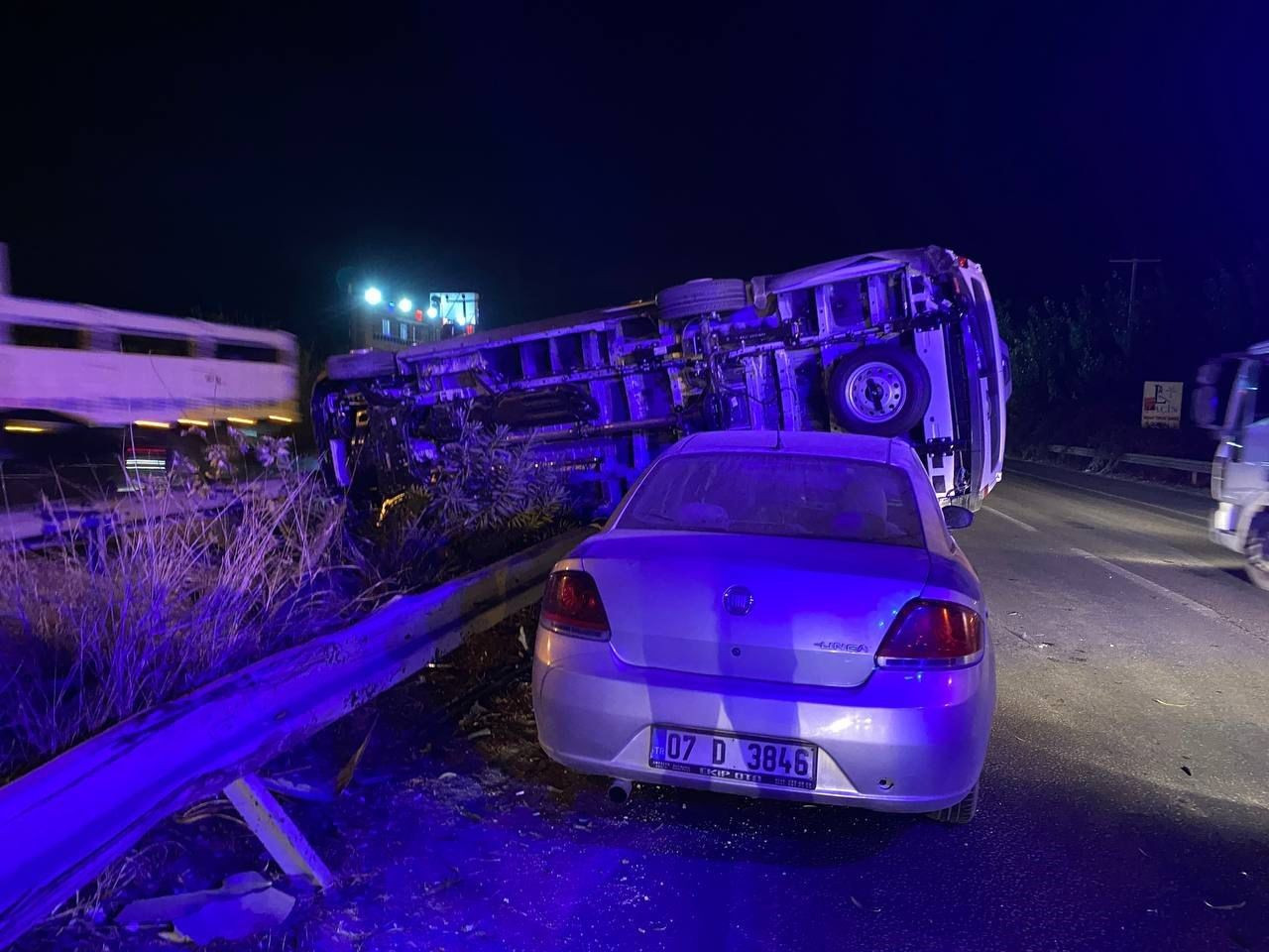 Antalya'da Servis Minibüsü Yan Yattı, Yaralı Yok - Sayfa 4