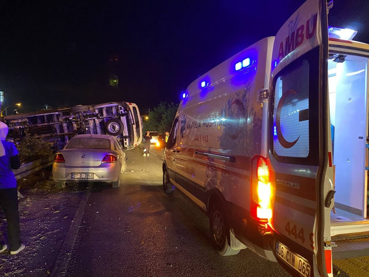 Antalya'da Servis Minibüsü Yan Yattı, Yaralı Yok - Sayfa 1