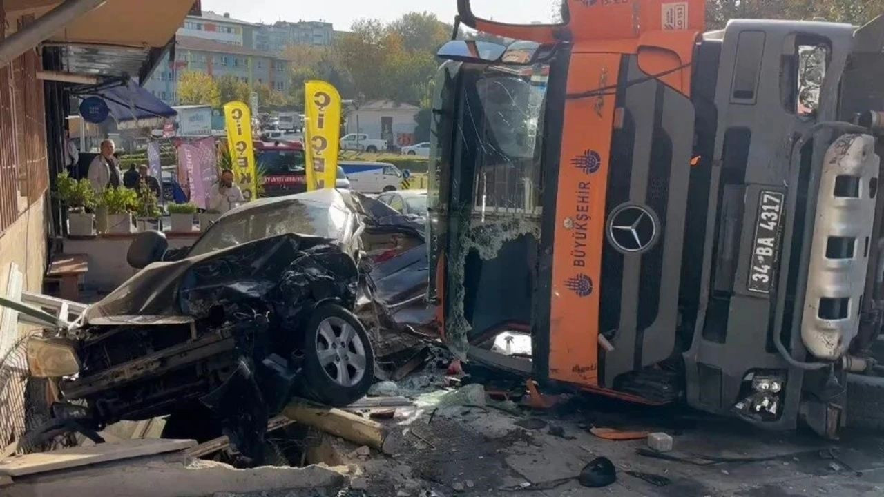 Bayrampaşa'da 5 kişinin yaralandığı kaza anı kamerada