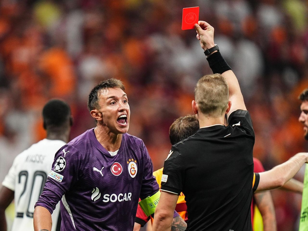 "Muslera'dan Kritik Hamle: Sezon Kararını Belirledi!" - Sayfa 9