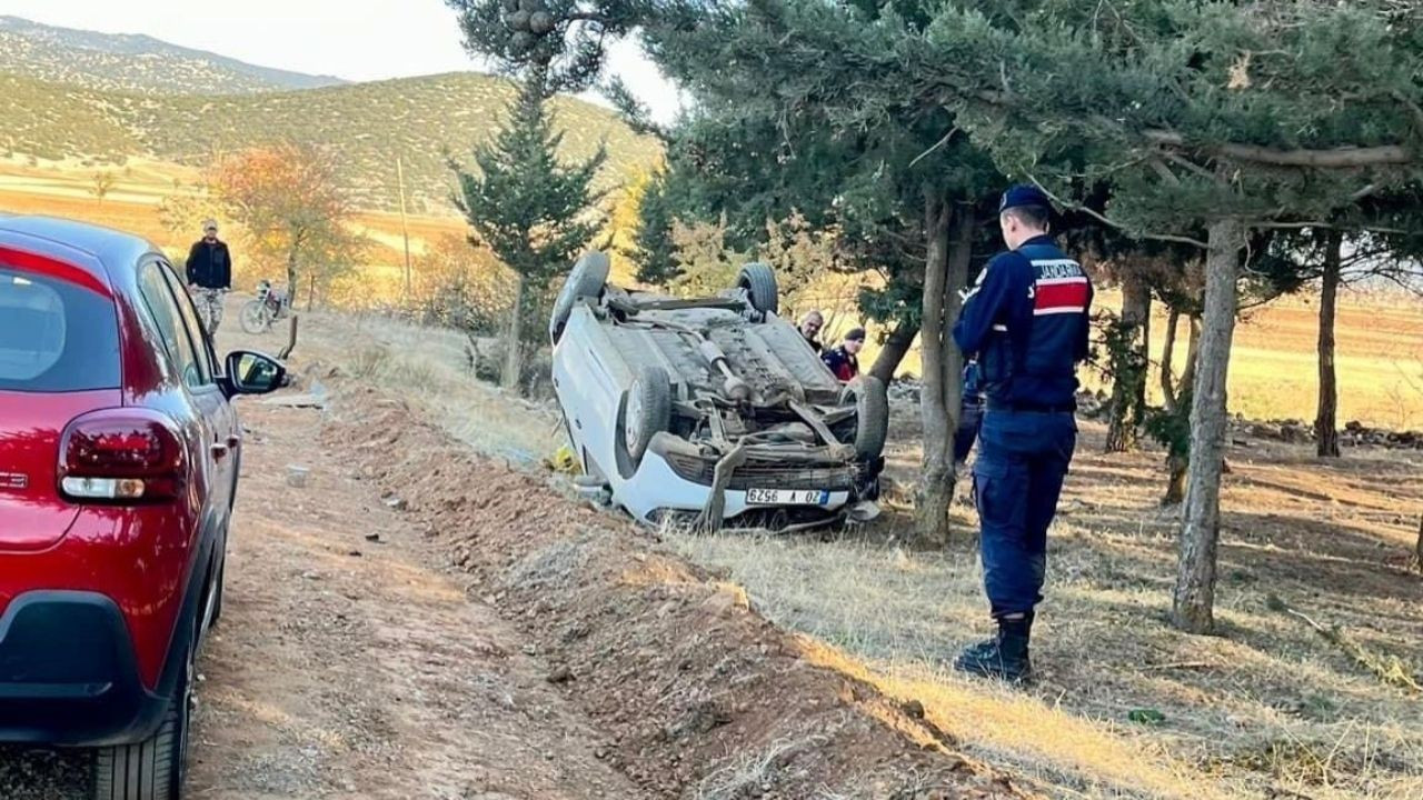 Denizli'de virajı alamayan araç takla attı; 2 yaralı