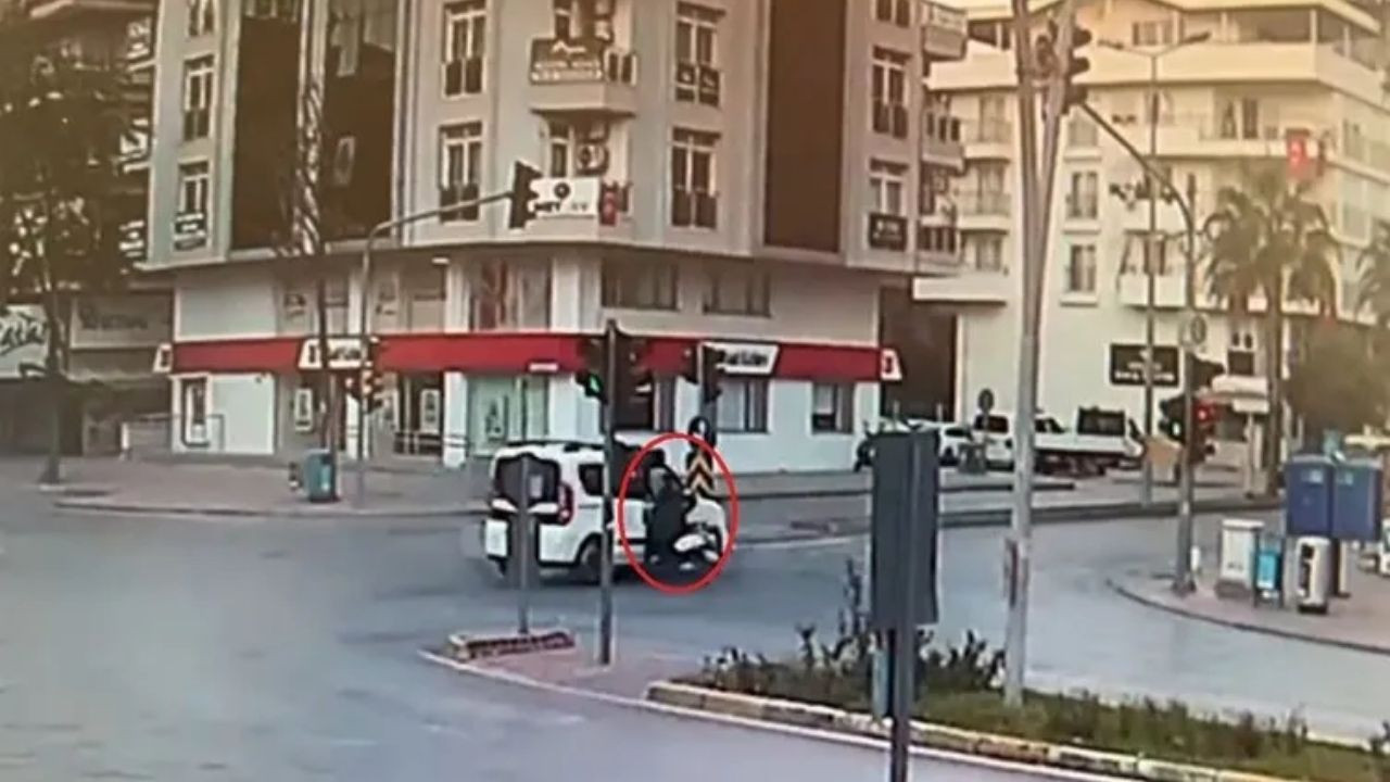 Kırmızı ışık ihlali yapan motosiklet sürücüsü, acı içinde kıvrandı! - Sayfa 1