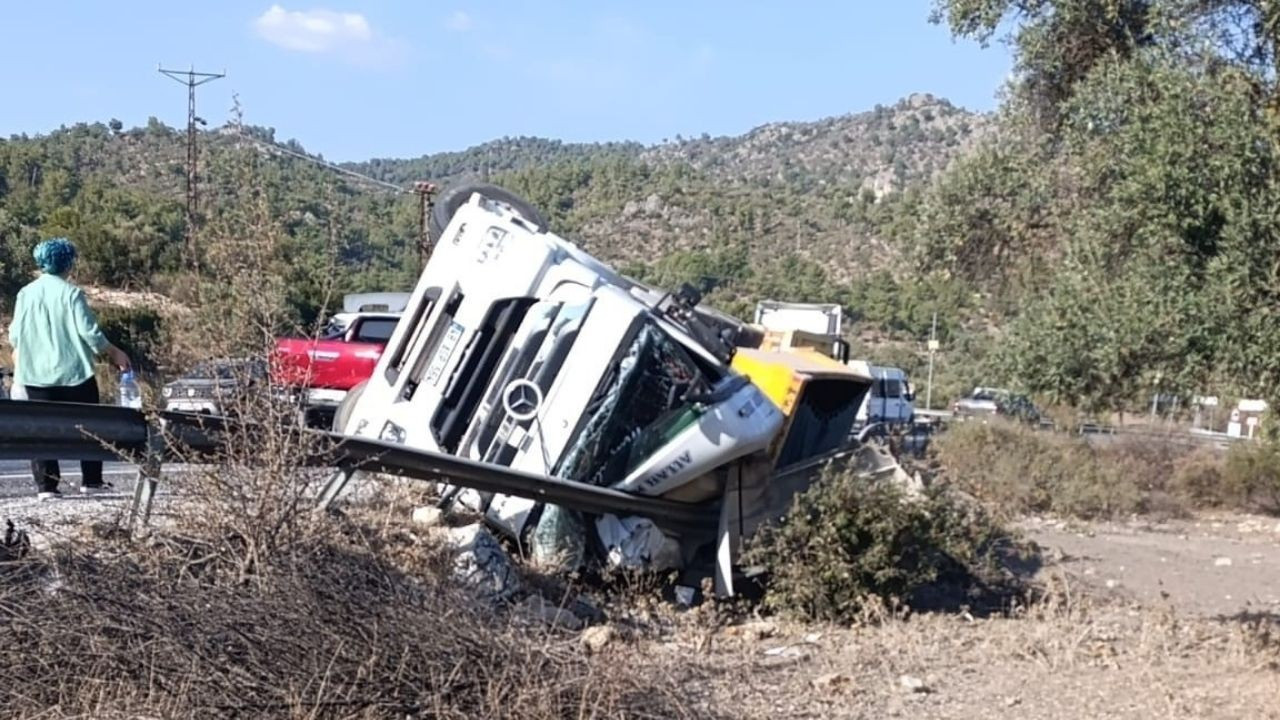 Muğla'da tır devrildi: 1 yaralı