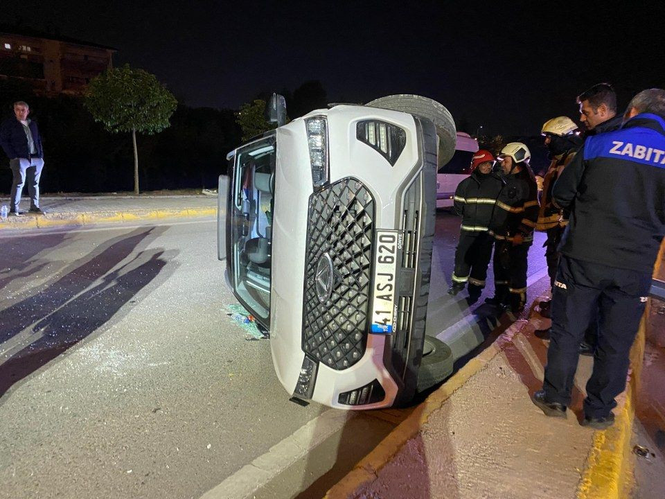 Komşuda alkollü sürücü dehşet yarattı! Kullandığı cip elektrik direğine çarpıp yan yattı: 2 yaralı - Sayfa 1