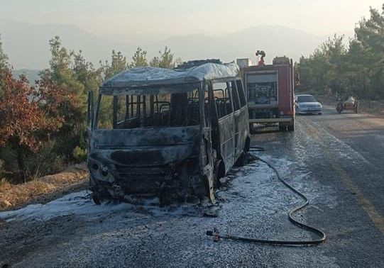 Pamukkale'de seyir halindeki minibüs alev alev yandı! - Sayfa 2