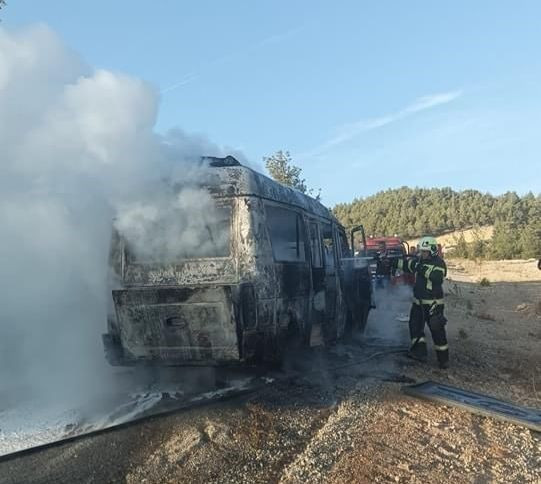 Pamukkale'de seyir halindeki minibüs alev alev yandı! - Sayfa 4