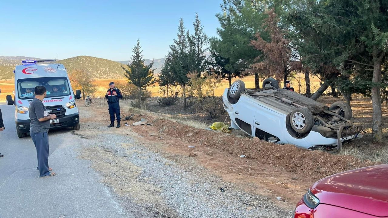 Denizli'de virajı alamayan araç takla attı; 2 yaralı - Sayfa 1