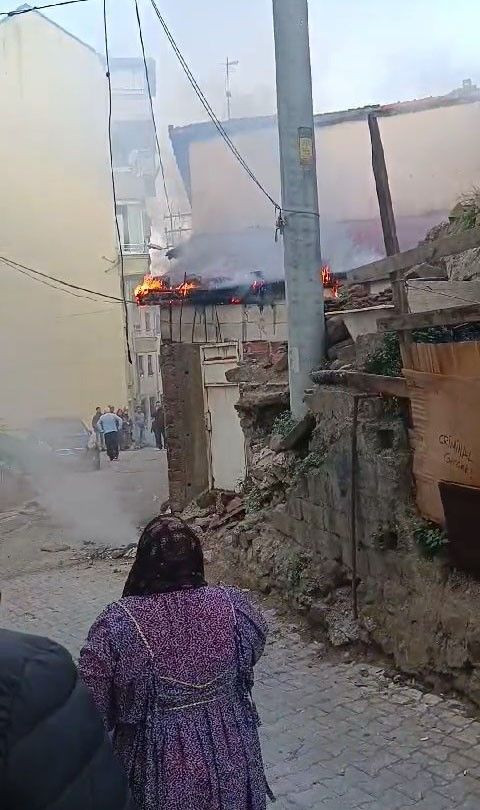 Çalışma sırasında doğal gaz borusu patladı: Alevler eve sıçradı - Sayfa 1