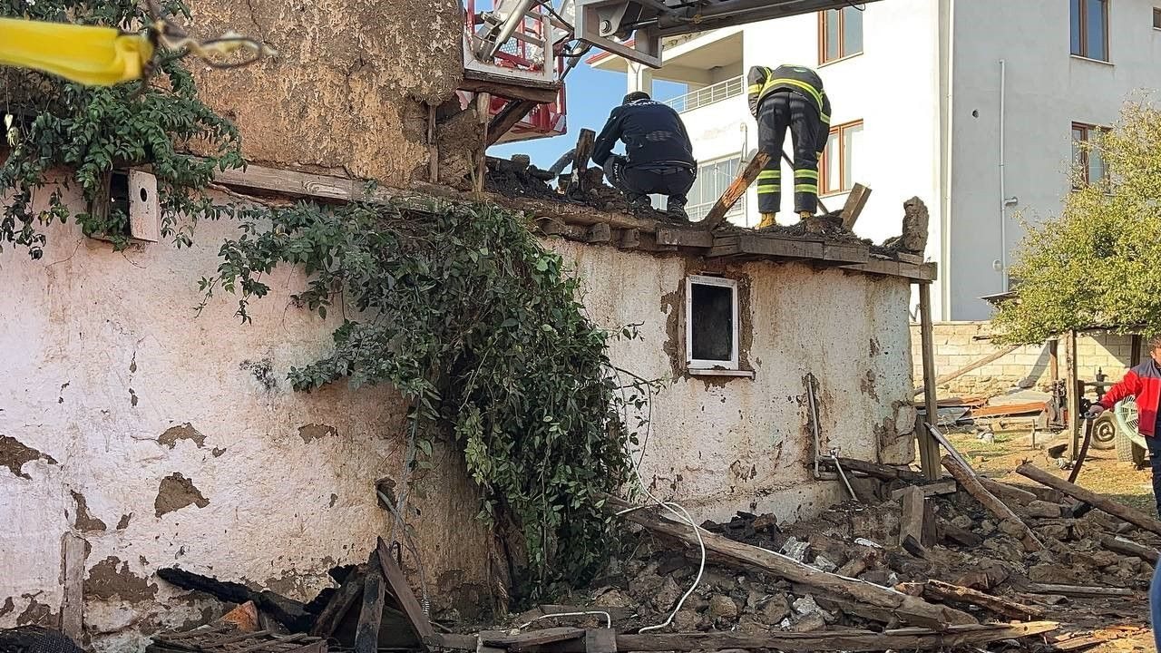 Pamukova'da Ev Alevlere Teslim Oldu: Yaşlı Kadın Hayatını Kaybetti - Sayfa 1