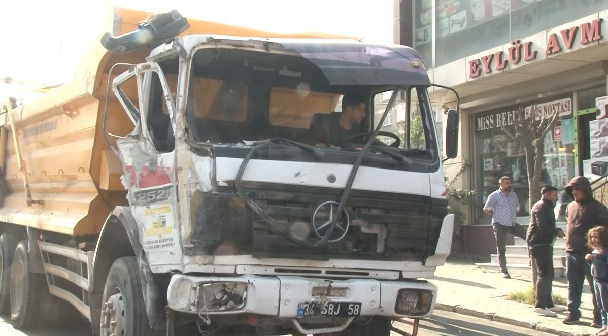 Avcılar'da freni boşalan kamyon emlak dükkanına girdi! - Sayfa 3