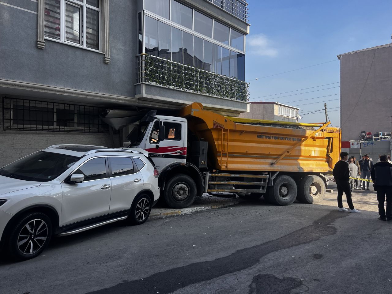 Avcılar'da freni boşalan kamyon emlak dükkanına girdi! - Sayfa 2