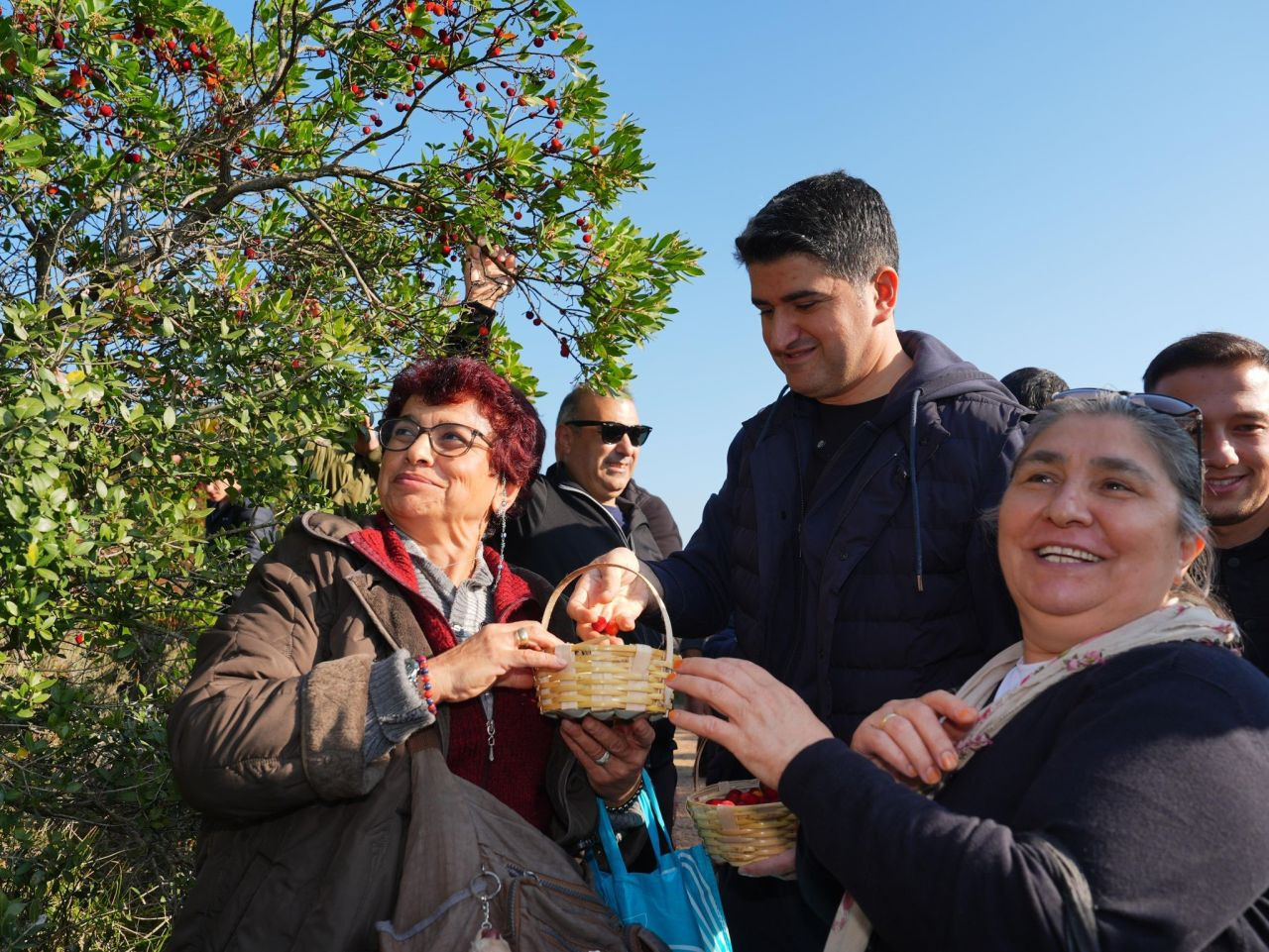 438 metre yüksekliğindeki Kayışdağı Ormanı’nda dağ çileği topladılar - Sayfa 1