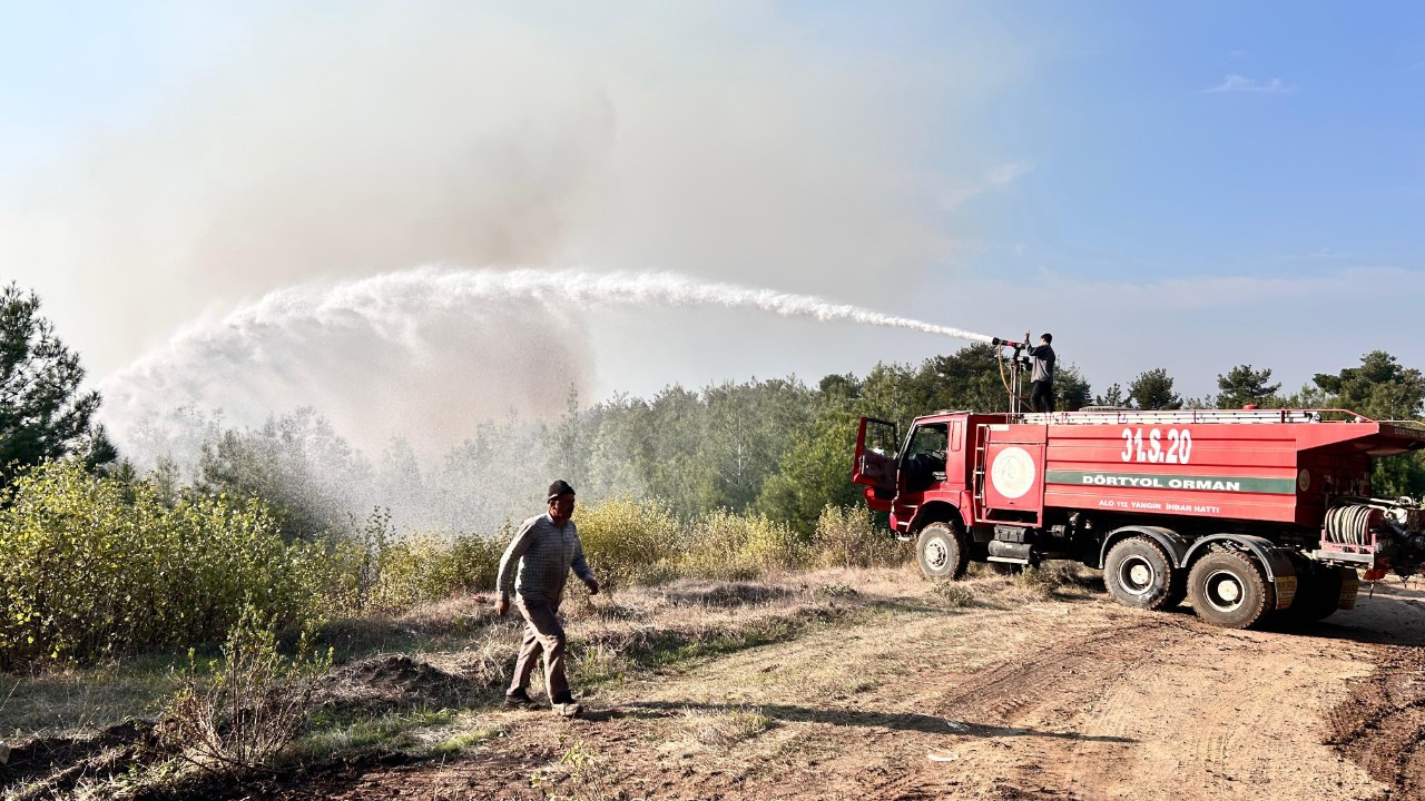 Hatay’da orman yangını rüzgarın etkisiyle büyümeye devam ediyor