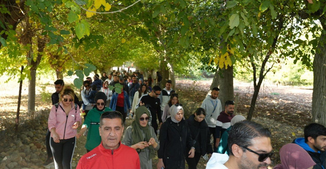 Depremzede öğretmenler doğa yürüyüşünde bir araya geldi - Sayfa 1