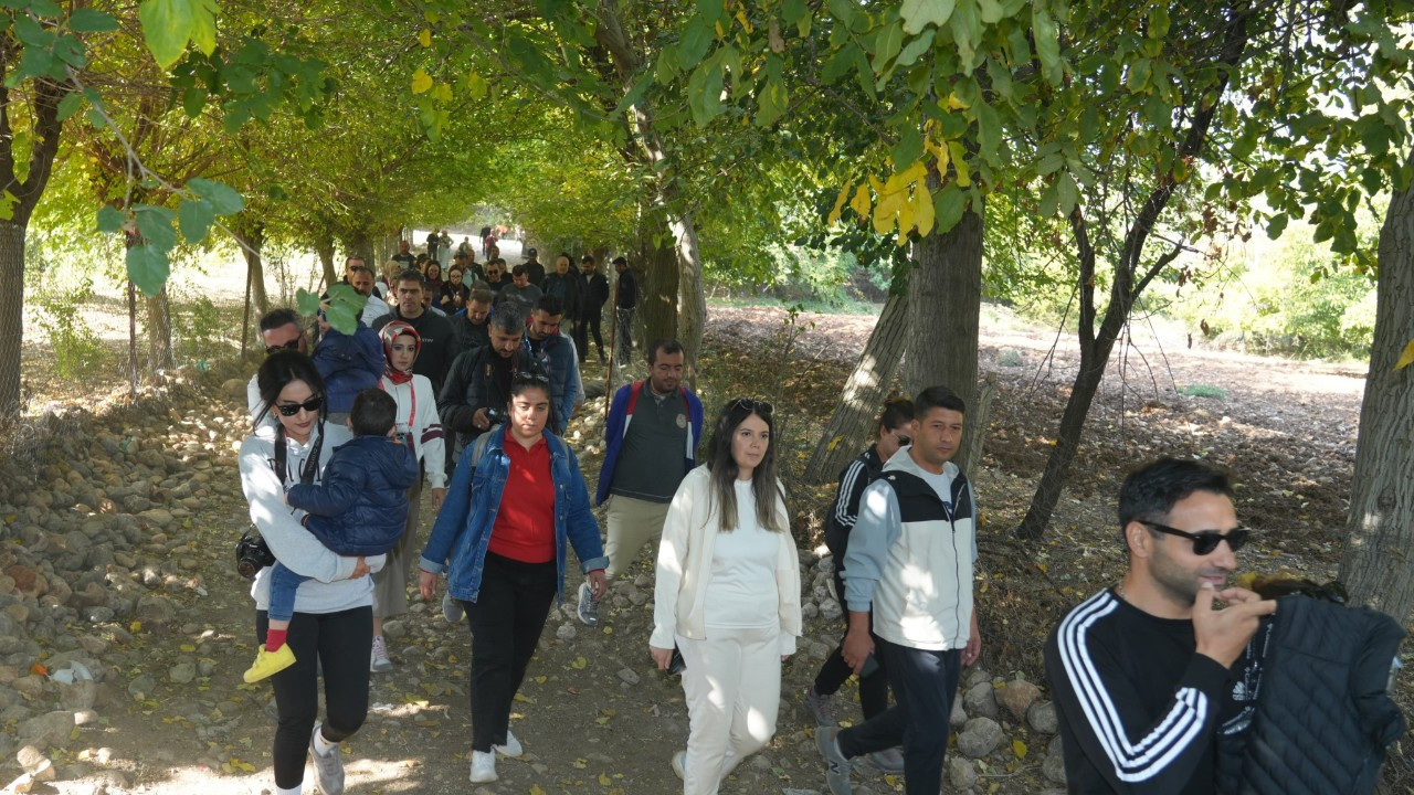 Depremzede öğretmenler doğa yürüyüşünde bir araya geldi