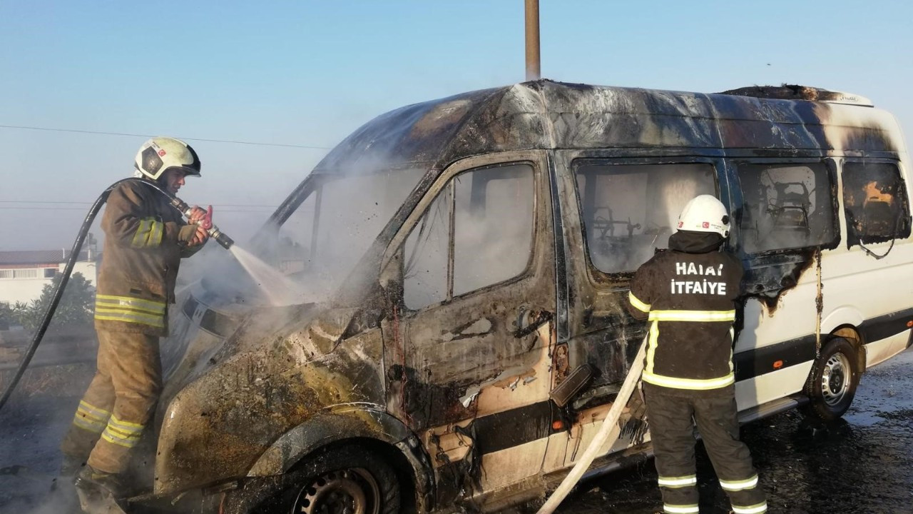 Hatay'da Seyir Halindeki Minibüs Alev Alev Yandı