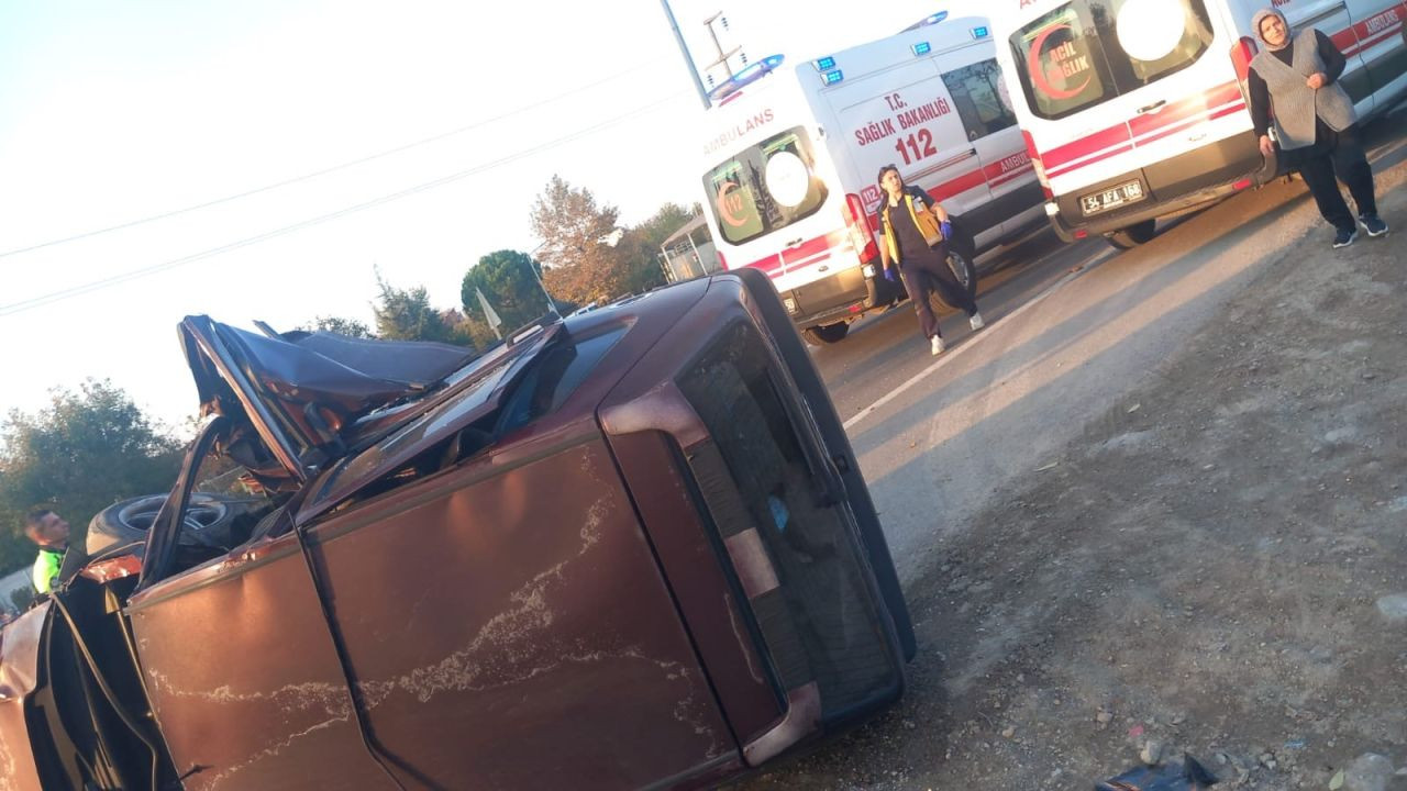 Sakarya’da Ağaca Çarpan Tofaş Kağıt Gibi Ezildi: 3 Yaralı - Sayfa 1