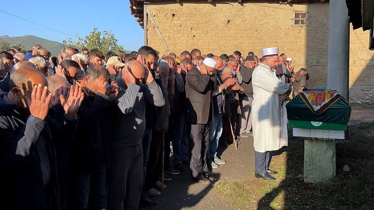 Yangında Hayatını Kaybeden Yaşlı Kadın Son Yolculuğuna Uğurlandı - Sayfa 6