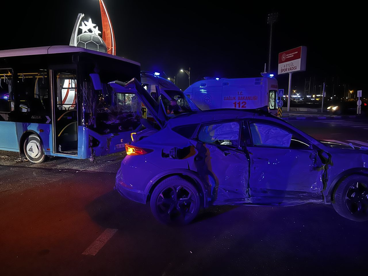 Sivas'ta Otomobil ile Halk Otobüsü Çarpıştı: 9 Yaralı - Sayfa 1