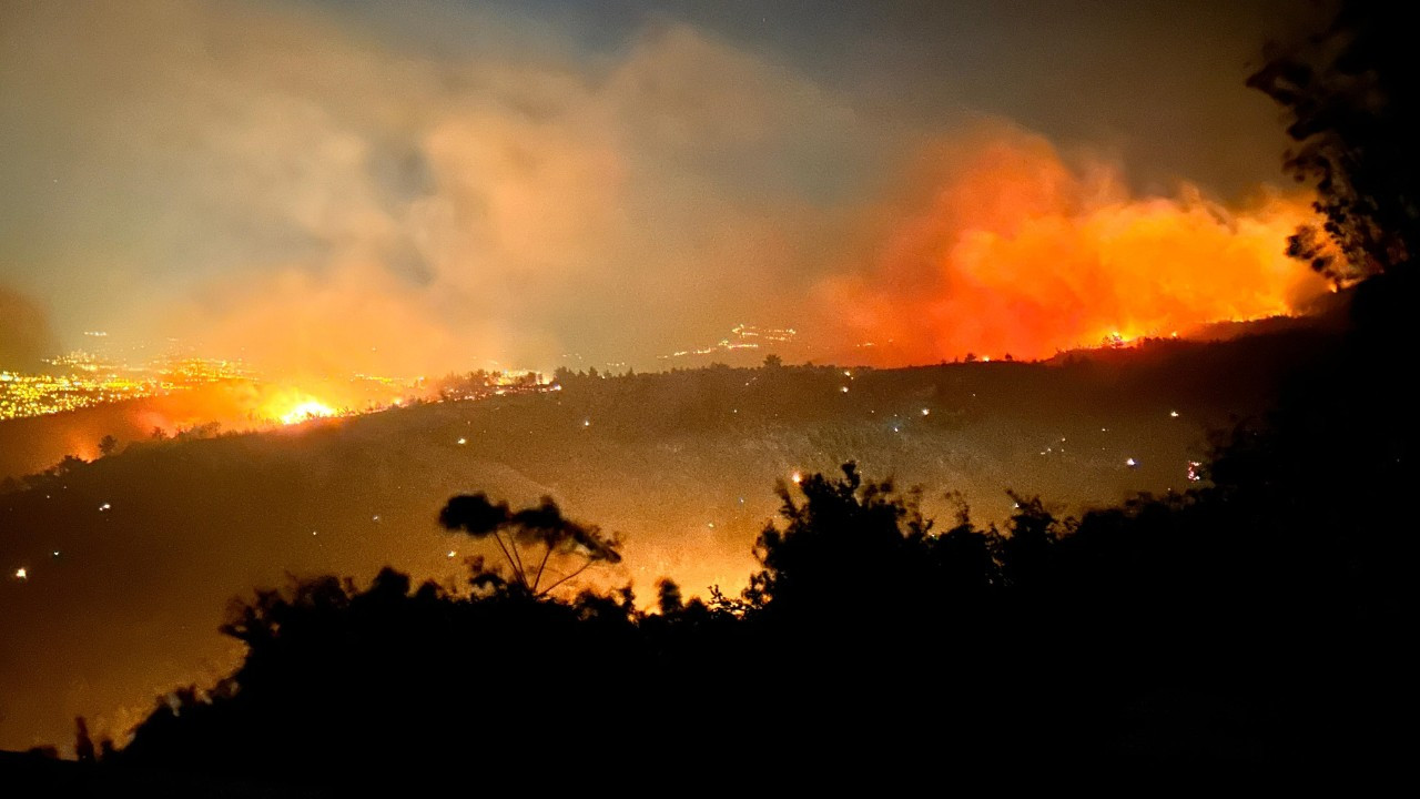 Hatay'daki Orman Yangını 8. Saate Girdi, Gece Karanlığında Etkisini Sürdürüyor