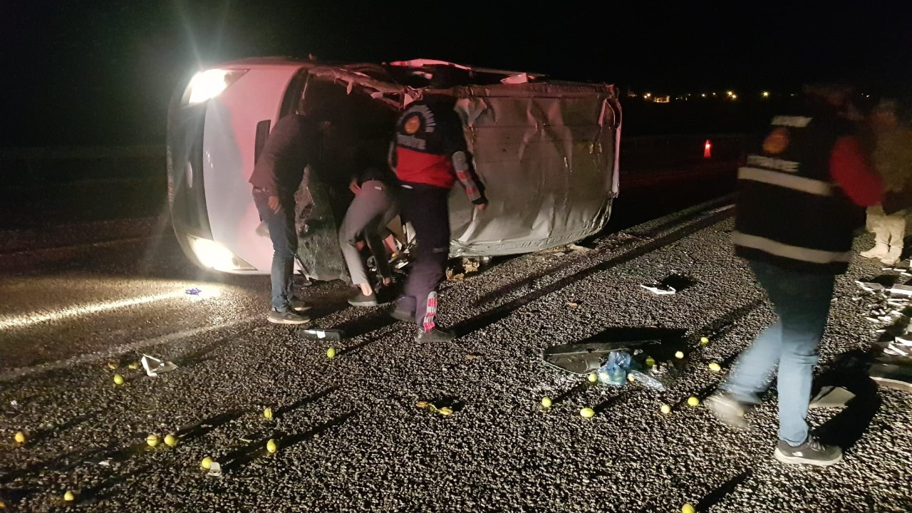 Van'da Minibüs Takla Attı: 3 Kişi Yaralandı