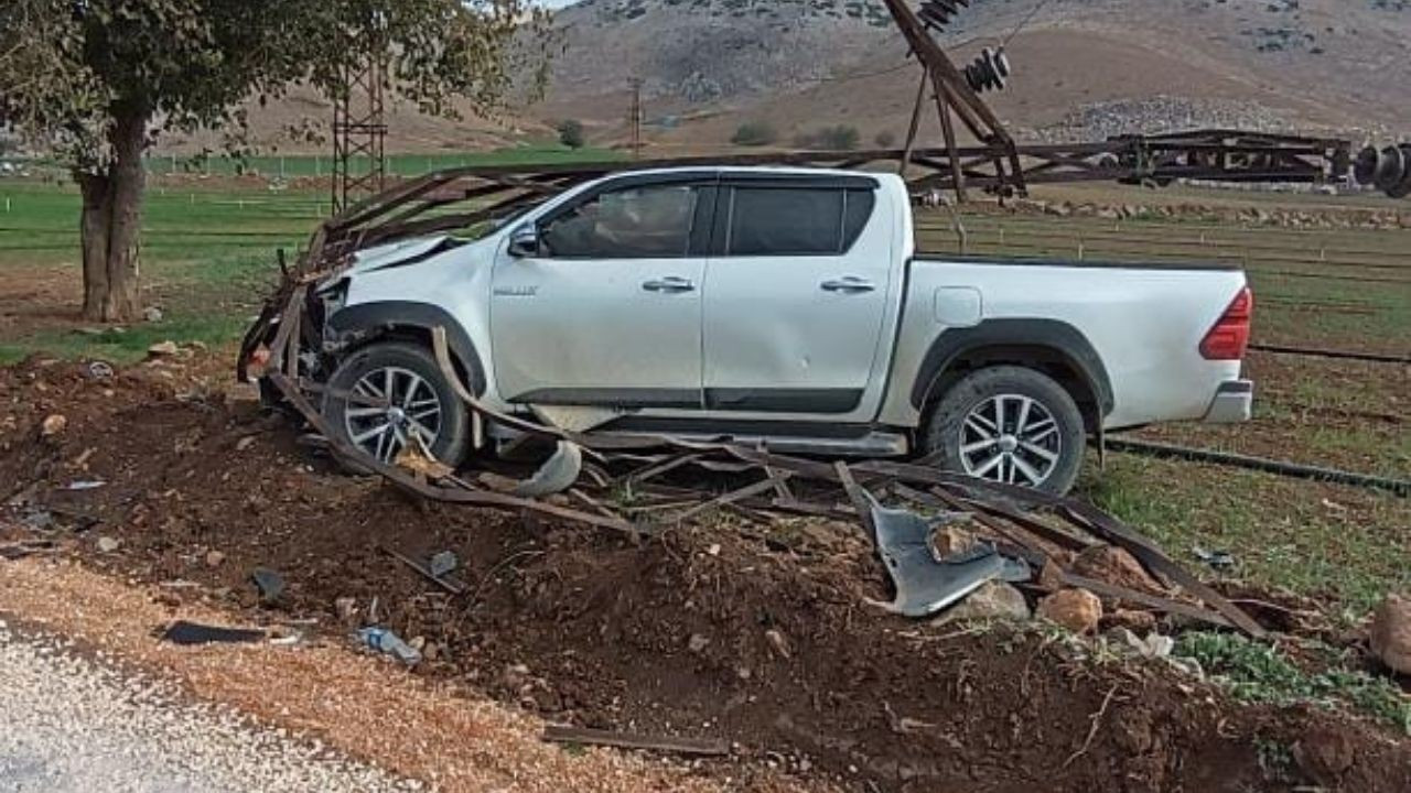 Elektrik direğine çarpan pikabın sürücüsü yaralandı