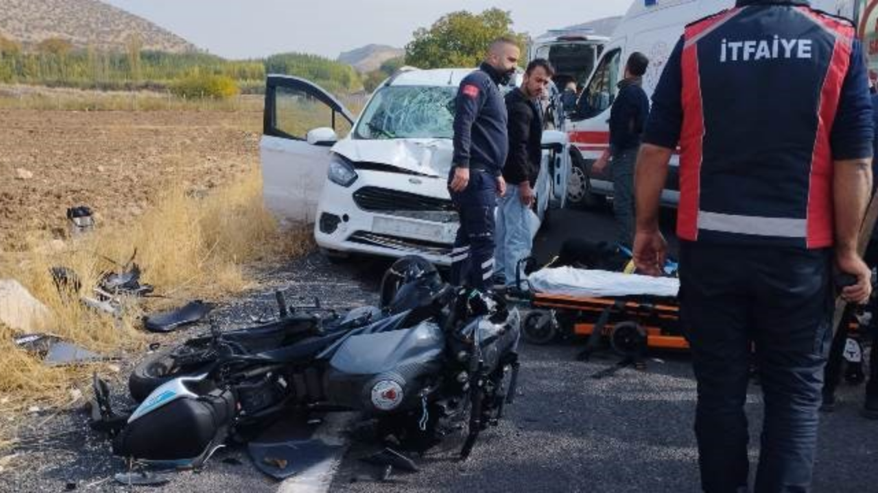 Mardin'de Hafif Ticari Araç ve Motosiklet Çarpıştı: 2 Yaralı