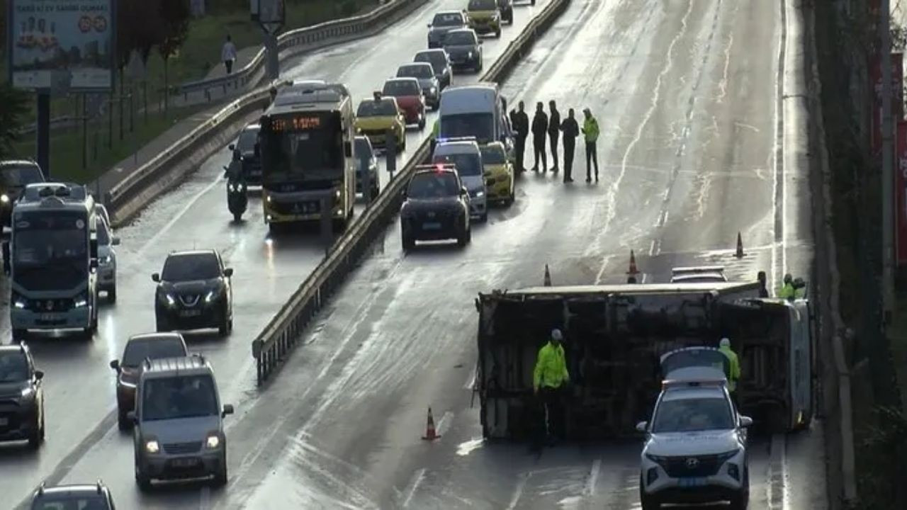 İstanbul'da et yüklü kamyonet devrildi, trafik aksadı!