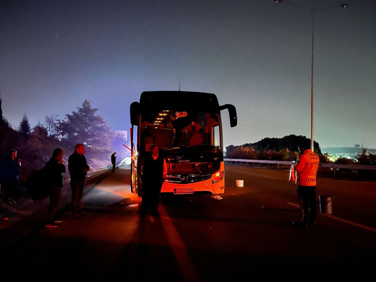 Bursa'da otobanda yolun karşısına geçmek isteyen yaşlı kadına otobüs çarptı! - Sayfa 1