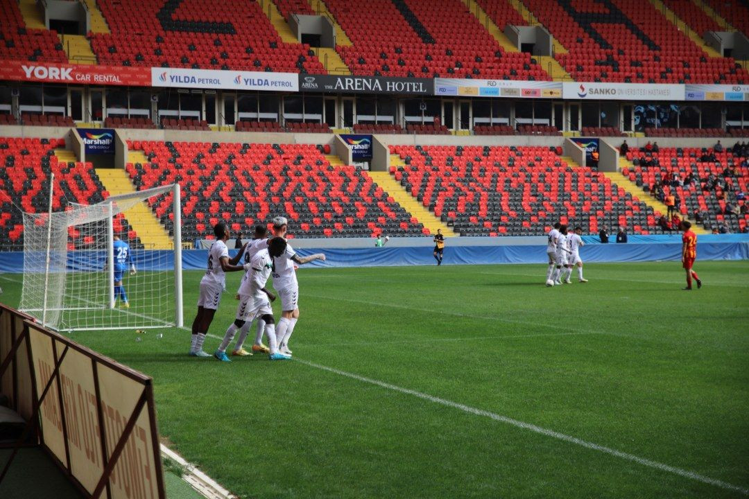 Sakaryaspor ilk yarıda 1-0 önde - Sayfa 10