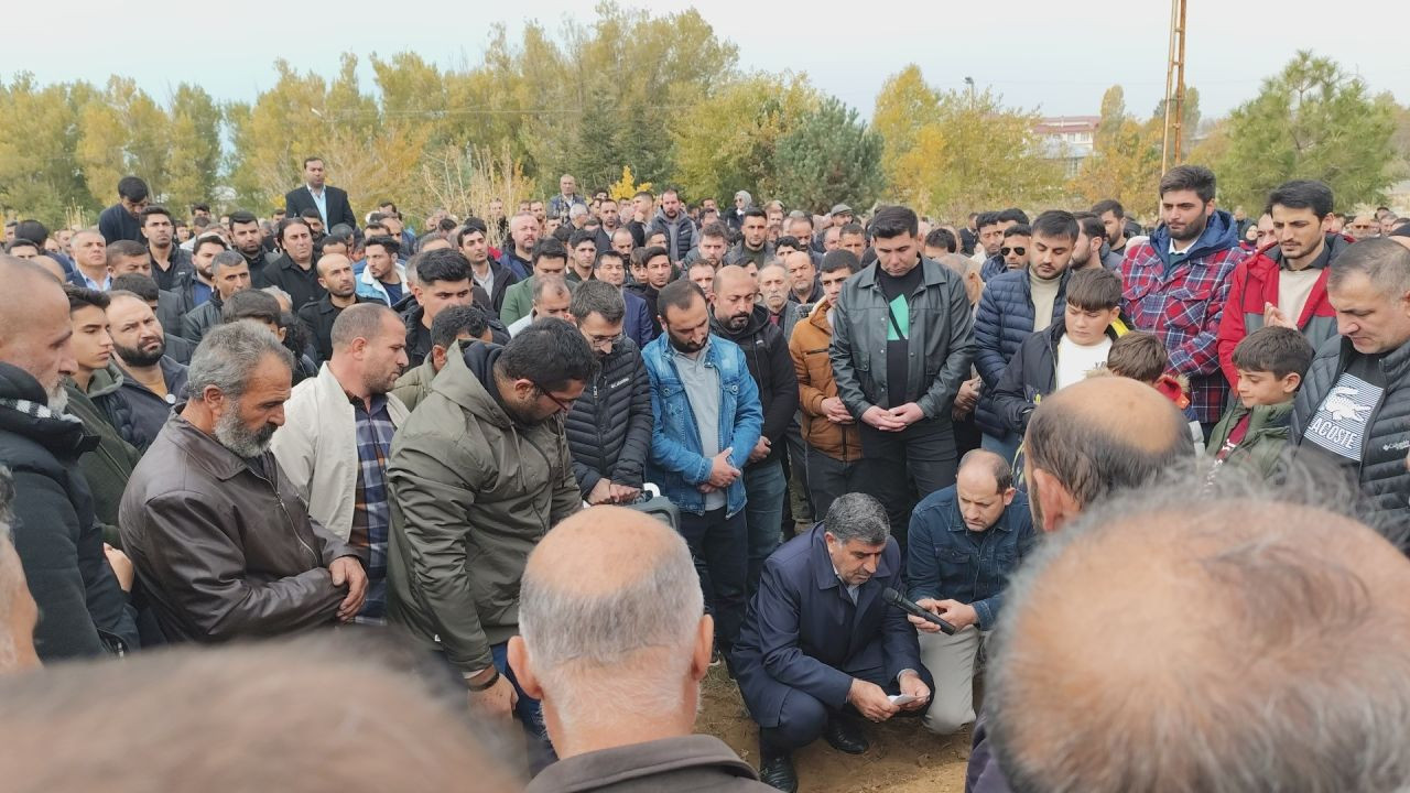 Van'daki silahlı saldırıda yaşamını yitiren hastane görevlisi son yolculuğuna uğurlandı - Sayfa 4