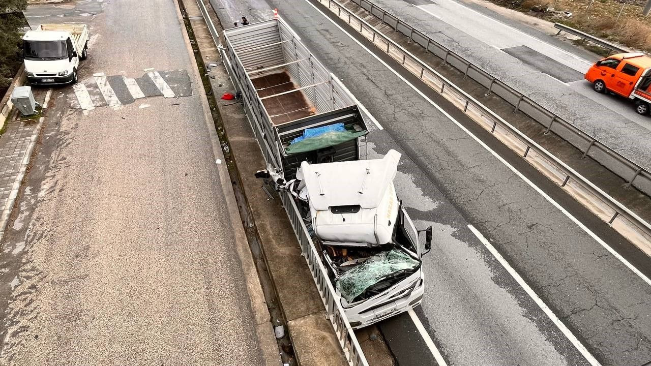 Kamyonun Sıkıştırdığı Tır, Beton Bariyerlere Çarptı: Kaza Anı Güvenlik Kamerasında! - Sayfa 2