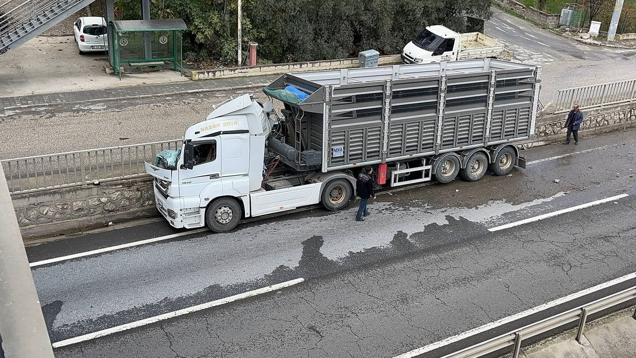 Kamyonun Sıkıştırdığı Tır, Beton Bariyerlere Çarptı: Kaza Anı Güvenlik Kamerasında! - Sayfa 1