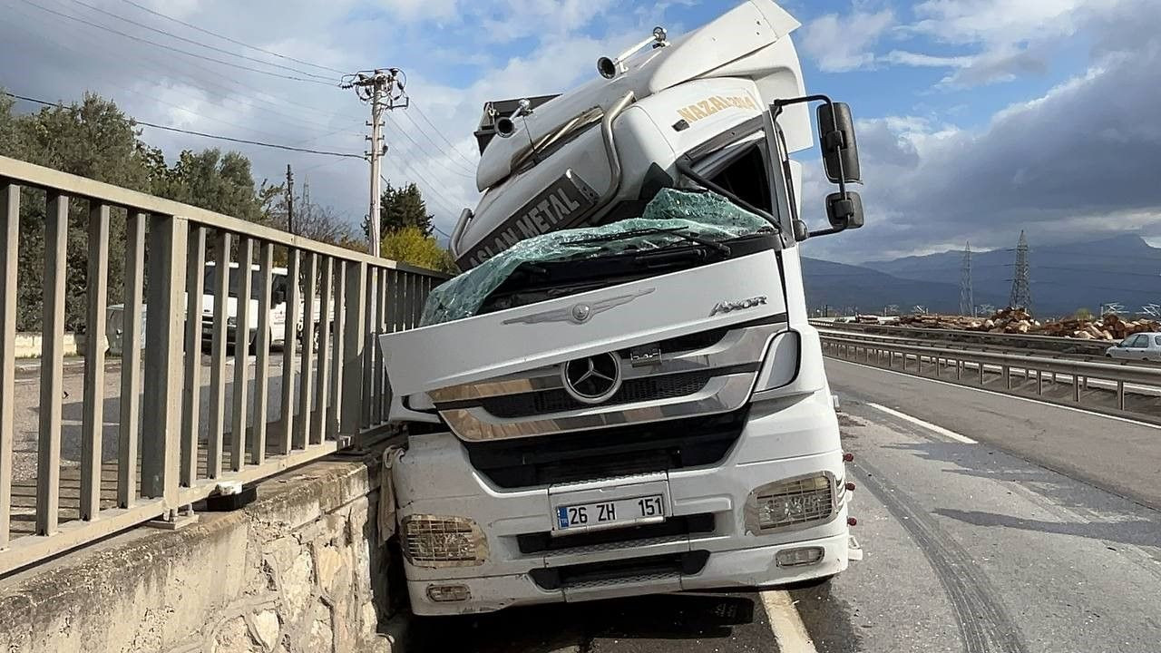 Kamyonun Sıkıştırdığı Tır, Beton Bariyerlere Çarptı: Kaza Anı Güvenlik Kamerasında! - Sayfa 3