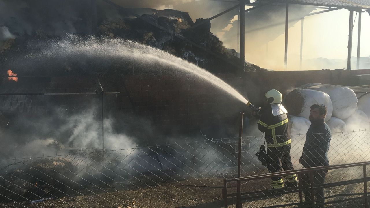 Kaynak Makinesinden Sıçrayan Kıvılcımlar Yangın Çıkardı: 750 Saman Balyası Kül Oldu - Sayfa 2