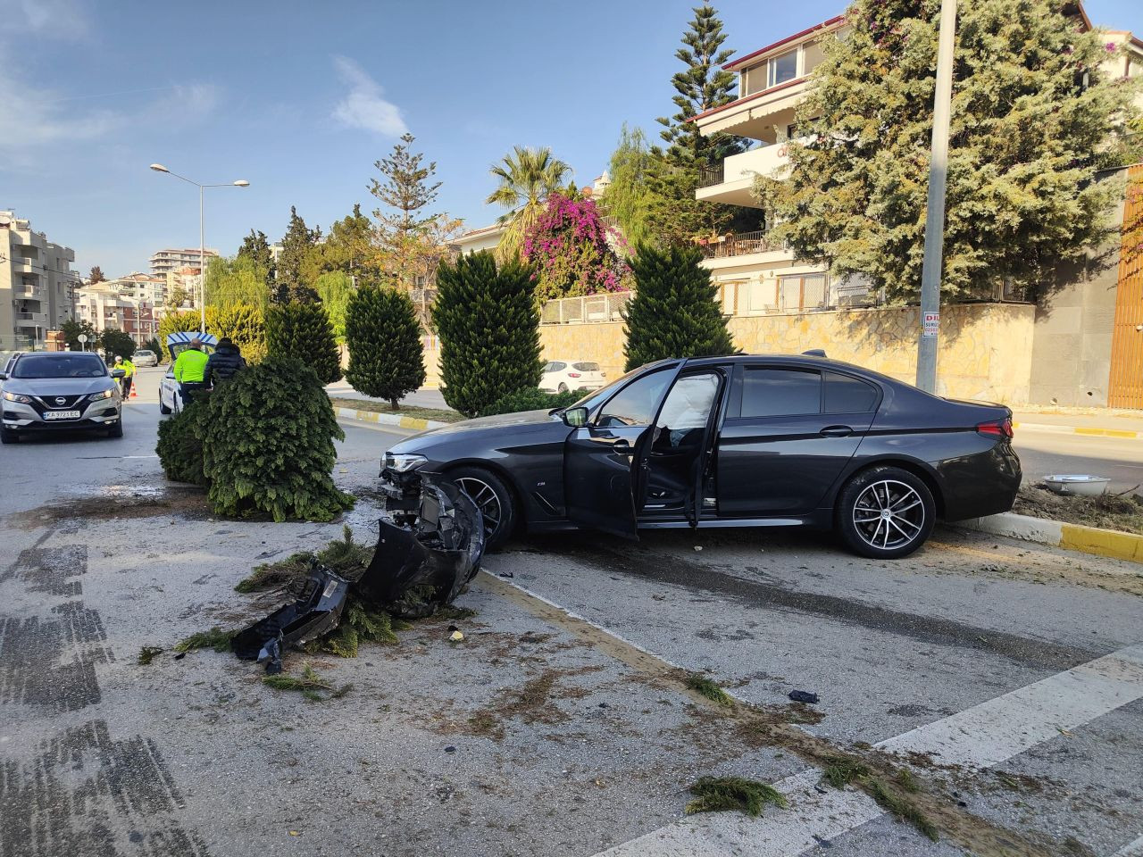 15 Yaşındaki Sürücü Ağaçlara ve Aydınlatma Direğine Çarptı: Hastaneye Kaldırıldı - Sayfa 1