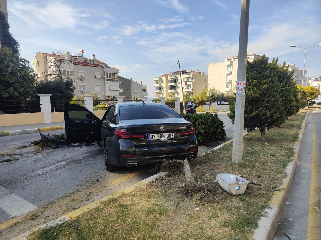 15 Yaşındaki Sürücü Ağaçlara ve Aydınlatma Direğine Çarptı: Hastaneye Kaldırıldı - Sayfa 2