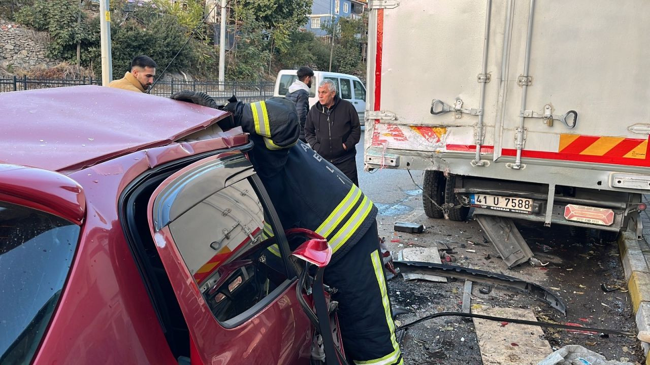 Park Halindeki Kamyonete Çarpan Otomobil Hurdaya Döndü - Sayfa 3