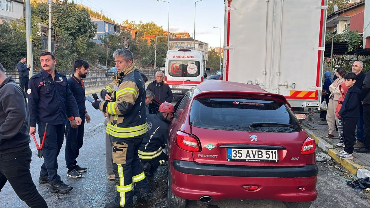 Park Halindeki Kamyonete Çarpan Otomobil Hurdaya Döndü - Sayfa 2