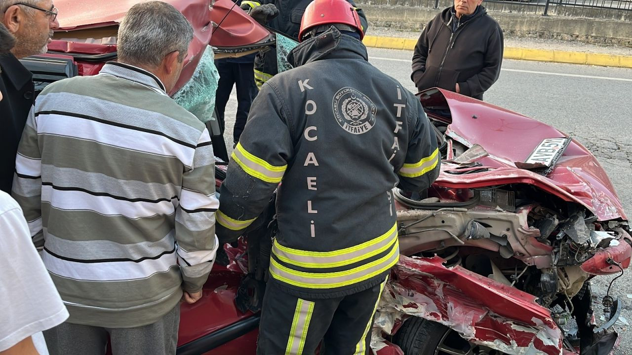 Park Halindeki Kamyonete Çarpan Otomobil Hurdaya Döndü - Sayfa 1