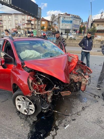 D-100’de Feci Kaza: Otomobilin Motoru Yola Savruldu, 4 Yaralı - Sayfa 3