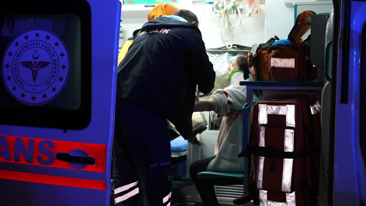 Hasta Sevk Eden Ambulans, Park Halindeki Otomobille Çarpıştı: 1 Ölü, 5 Yaralı!