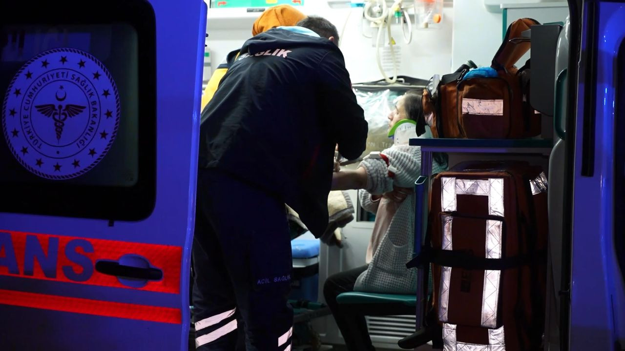 Hasta Sevk Eden Ambulans, Park Halindeki Otomobille Çarpıştı: 1 Ölü, 5 Yaralı! - Sayfa 3