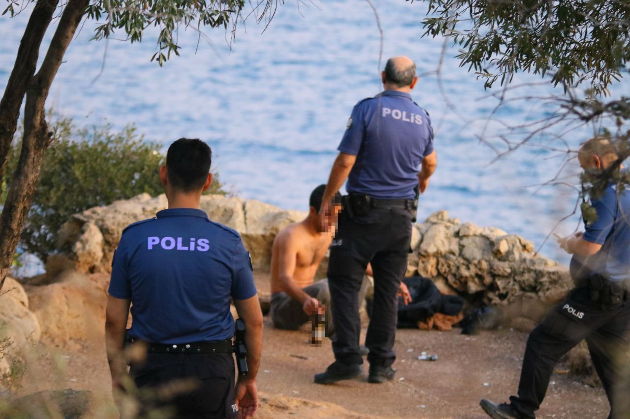 Antalya'da 40 Metrelik Falezlere Çıkan Şahıs Yürekleri Ağıza Getirdi - Sayfa 4