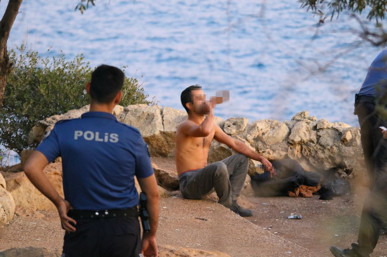 Antalya'da 40 Metrelik Falezlere Çıkan Şahıs Yürekleri Ağıza Getirdi - Sayfa 3